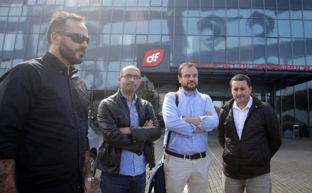 Los representantes sindicales, antes de la reunión de esta mañana./EFE