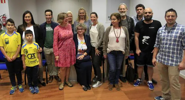 Ana Taboada, responsable de Participación Ciudadana, con vecinos de Oviedo que han presentado propuestas. 