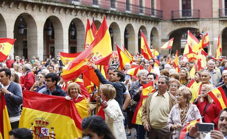 Centenares de asturianos se manifiestan por la unidad de España