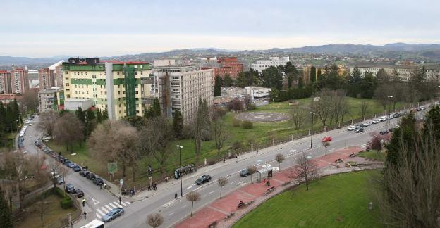 Una vista general del viejo HUCA. A la izquierda, el hospital general y, al lado, el edificio polivalente A. 