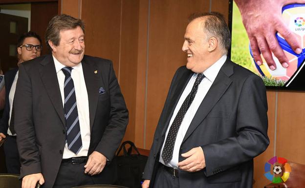 Juan Luis Larrea (i) y Javier Tebas, sonrientes. /LaLiga