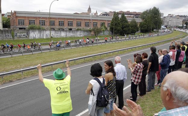 Un grupo de ciclistas recorre el bulevar de Santullano dentro de una de las actividades organizadas por Imagina un Bulevar.