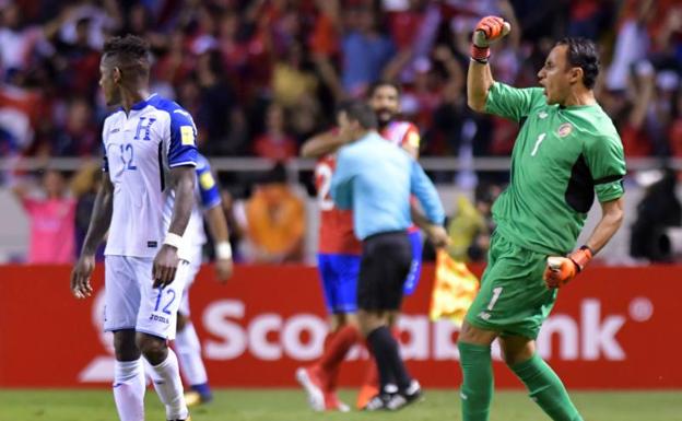 Keylor Navas celebra un gol con su selección. /EFE