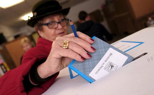 Una mujer vota en Venecia. /Manuel Silvestri (Reuters)