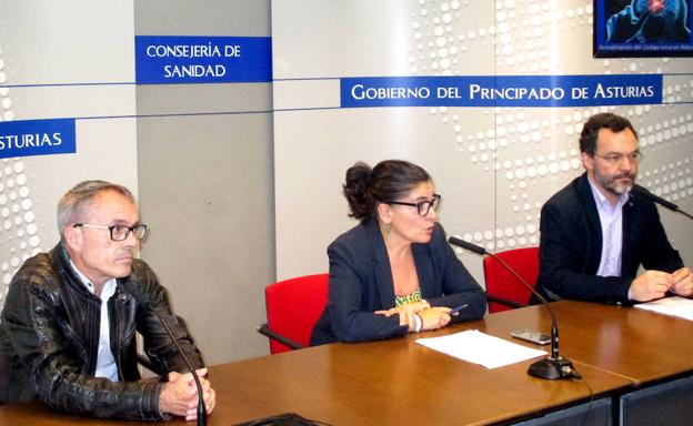 El responsable de Calidad de la consejería, Bernabé Fernández, la directora general de Planificación Sanitaria, Concepción Saavedra, y el jefe de Neurología del HUCA, Sergio Calleja./E. C.