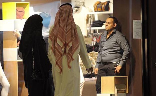 Una mujer, acompañada por un hombre en un centro comercial de Arabia Saudí. /Archivo