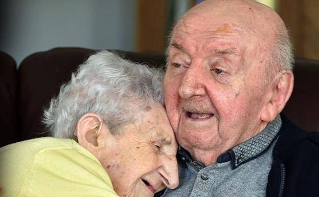 La emotiva historia de una madre de 98 años que se mudó a una residencia para cuidar de su hijo de 80 años