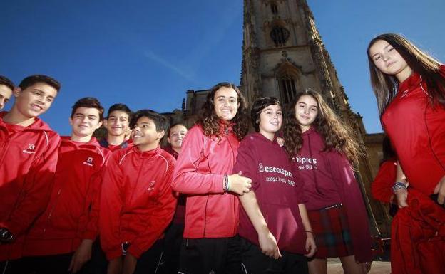 Los estudiantes ovetenses posan delante de la Catedral./