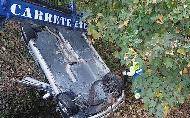 Un herido en Siero tras caer su coche por un desnivel