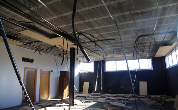Centro de Apoyo a la Integración de Carbayín Alto. Ha sufrido numerosos robos y actos vandálicos.