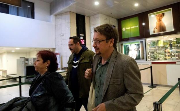 Xavier Domènech, en la estación de Sants./Efe