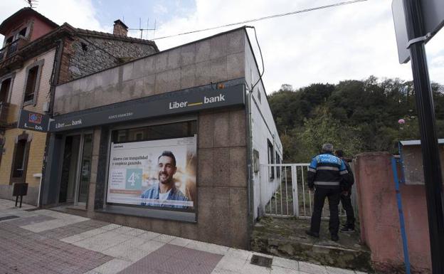 La Policía investiga el intento de robo en la sucursal de Olloniego./Hugo Álvarez