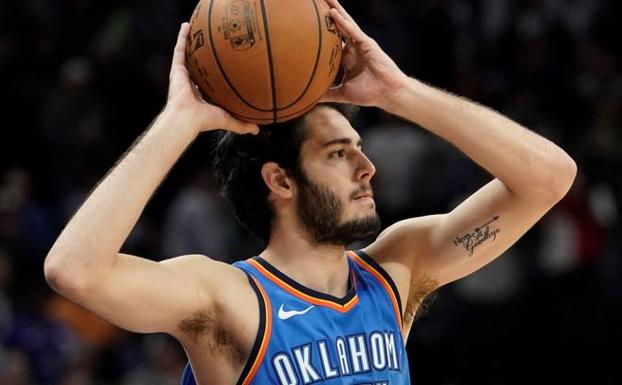Abrines, con el balón. /Efe