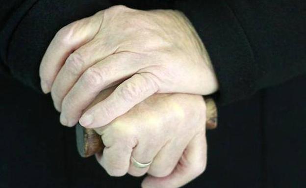 El protocolo contra el maltrato a mayores en Asturias incluirá el abandono o el abuso económico