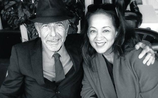 Leonard Cohen y Perla Batalla, quien esta tarde actúa en la Universidad. /