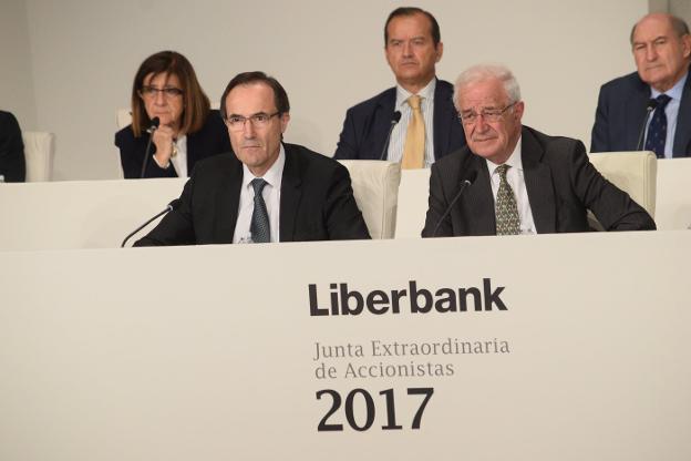 Manuel Menéndez y Pedro Manuel Rivero, en la última junta de accionistas de Liberbank. / E. C.
