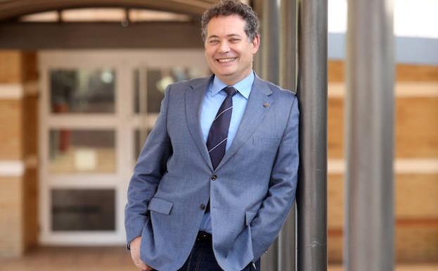 Adolfo Rivas en la sede de la Fundación VInjoy. /ÁLEX PIÑA