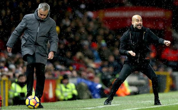 José Mourinho y Pep Guardiola, en Old Trafford./Efe