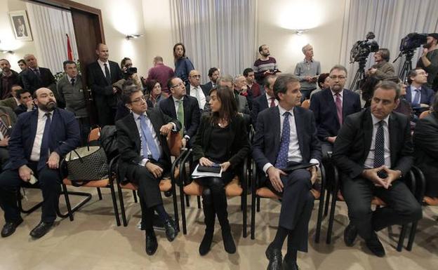 La presentación del plan reunió a políticos y autoridades en la Delegación del Gobierno. /PABLO LORENZANA