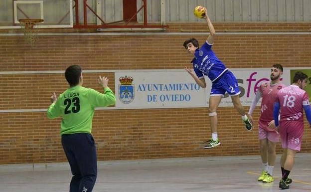 Pablo Díaz lanza ante el meta pucelano Luis Lucía. Crédito: Benjamín Pérez /