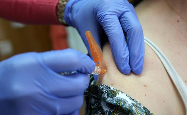 Una mujer se vacuna contra la gripe./Purificación Citoula