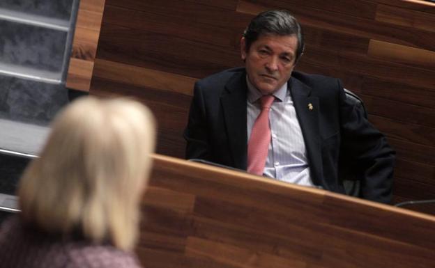 Javier Fernández sigue la intervención de Mercedes Fernández en la Junta General. /Pablo Lorenzana