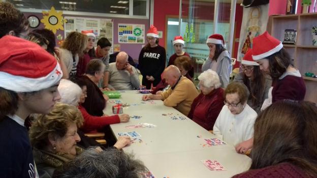 Los alumnos del instituto Avelina Cerra juegan al bingo con los mayores del centro diurno. / J. G.