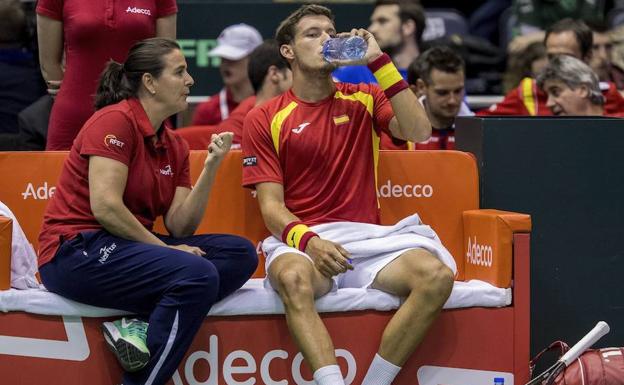 Conchita Martínez y Pablo Carreño, durante la eliminatoria frente a Serbia./Efe