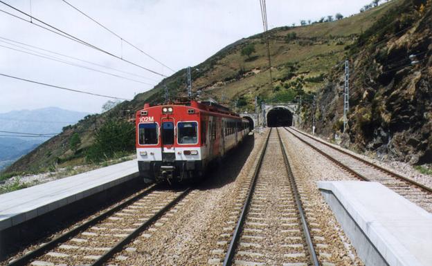 La avería de un mercancías obliga a transportar en autobús a los pasajeros del Alvia Madrid-Gijón