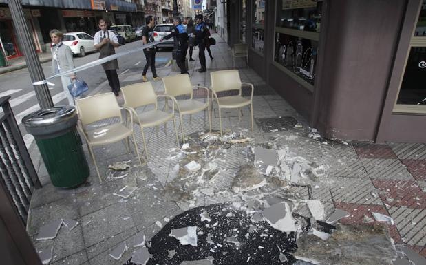 El falso techo de un bar de Oviedo se desprendió cayéndole encima a un hombre El falso techo de un bar de Oviedo se desprendió cayéndole encima a un hombre