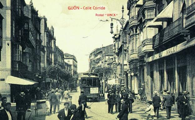 Un tranvía circula por la calle Corrida./E. C.