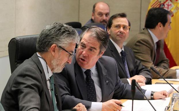 El director de la DGT, Gregorio Serrano (2i), durante la reunión del Comité Estatal de Coordinación./Chema Moya (Efe)