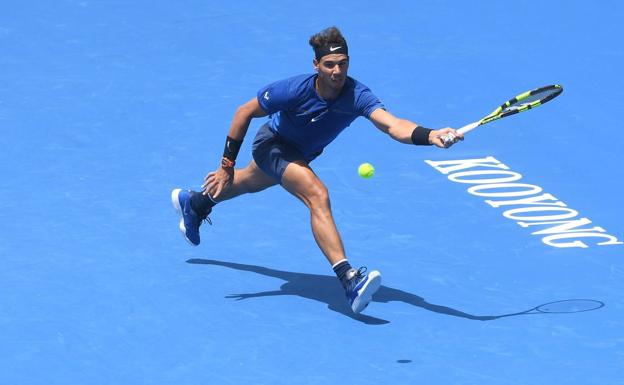 Rafa Nadal golpea la bola durante el partido. /Efe