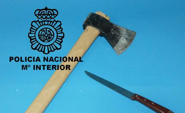 Hacha y cuchillos que tenía el detenido en su poder./CNP