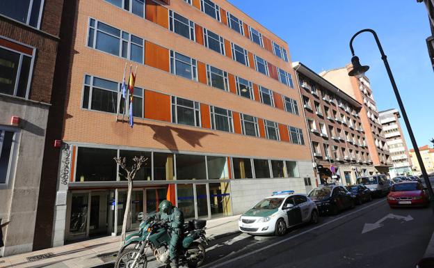 Apuñala con una navaja a su mujer delante de sus hijos en Avilés
