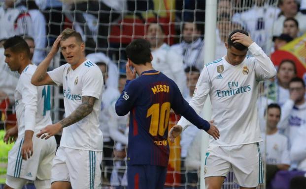 Un momento del partido entre Real Madrid y Barcelona. /Efe