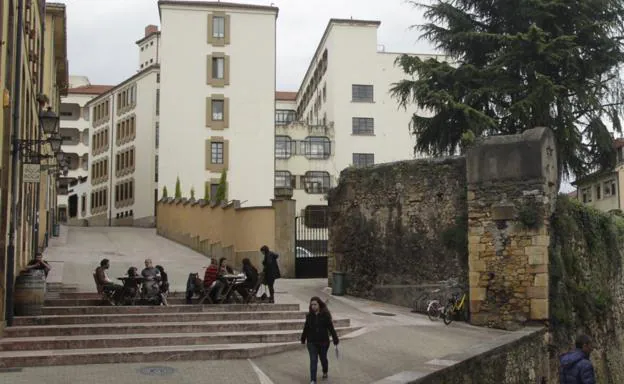 La Casa Sacerdotal, edificio de viviendas para clérigos, está situado en el Oviedo Antiguo.