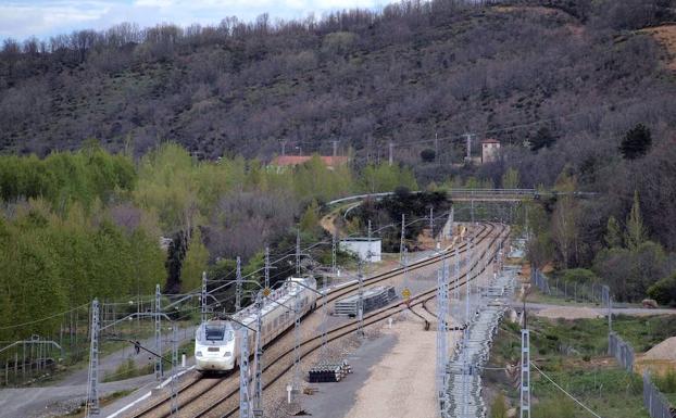 Un tren Alvia circula al lado de las vías de la Variante de Pajares en La Robla/EC