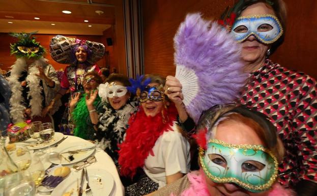 Un grupo de mujeres de la Asociación de Amas de Casa de Avilés celebran la fiesta de Comadre.