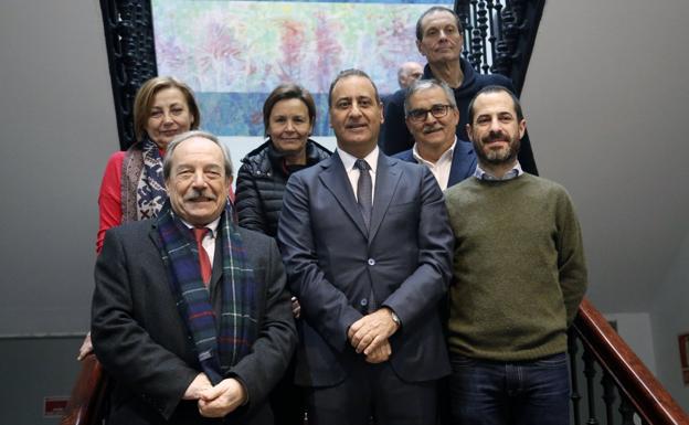 En primer término, Wenceslao López (Oviedo), el consejero Fernando Lastra y Ángel García (Siero). Detrás, Mariví Monteserín (Avilés), Carmen Moriyón (Gijón), Aníbal Vázquez (Mieres) y Jesús Sánchez (Langreo), antes de la reunión en el Ayuntamiento de Siero. 