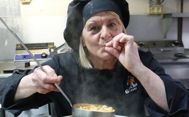 María Amor González, con su premiada fabada. /P. Nosti.