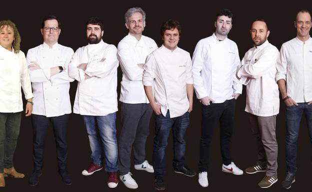Los cocineros participantes en la iniciativa ‘Mesas Top de Asturias 2018’ son, de izquierda a derecha: Viviana Fleischer (El Cencerro), Javier Loya (Mestura), Pedro Noriega (CastruGaiteru), Iván Feito (Ca’Suso), Javier Álvarez Farpón (Casa Farpón), Diego Fernández (Regueiro), Ricardo González Sotres (Julia) y Pedro Martino (Naguar). /D. MORA / J. PETEIRO.