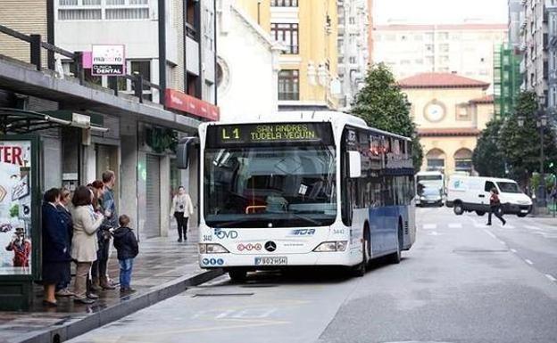 El Ayuntamiento de Oviedo estudiará las paradas a demanda del autobús El Ayuntamiento de Oviedo estudiará las paradas a demanda del autobús
