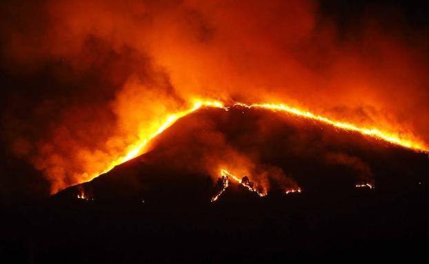 Incendio en San Roque del Acebal, en Llanes, en marzo de 2017./Nel Acebal