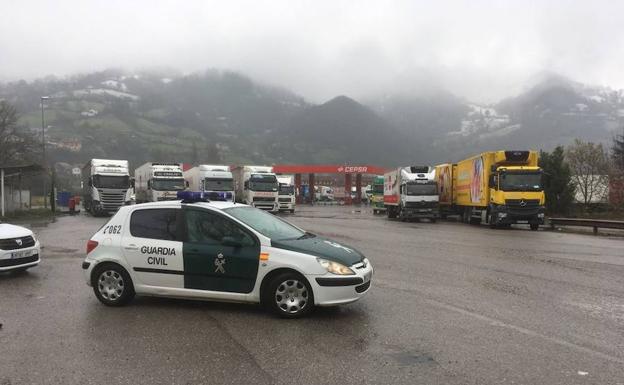 Durante buena parte de la mañana, los camiones han tenido prohibido el paso por el Huerna y eran detenidos en la estación de servicio de Villallana (Lena).