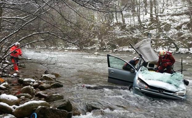El vehículo caído al río./