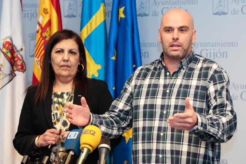 Los concejales socialistas Marina Pineda y José Ramón García./Aurelio Flórez