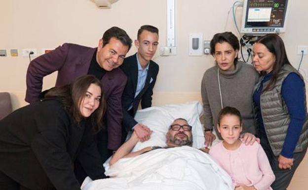 Mohamed VI rodeado de sus cuatro hermanos y dos hijos, tras ser intervenido de una arritmia. La gran ausente de la imagen es su esposa