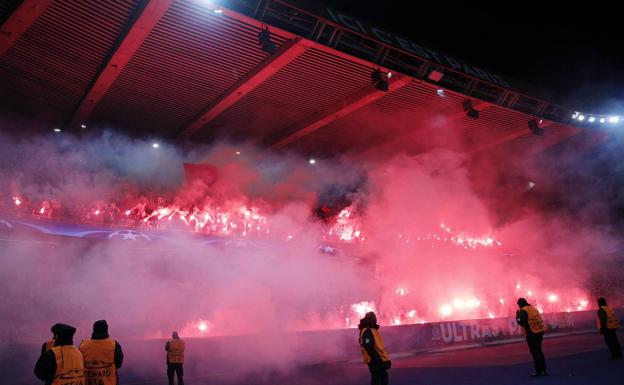 Bengalas en el Parque de los Príncipes, con ocasión del reciente PSG-Real Madrid. /Efe