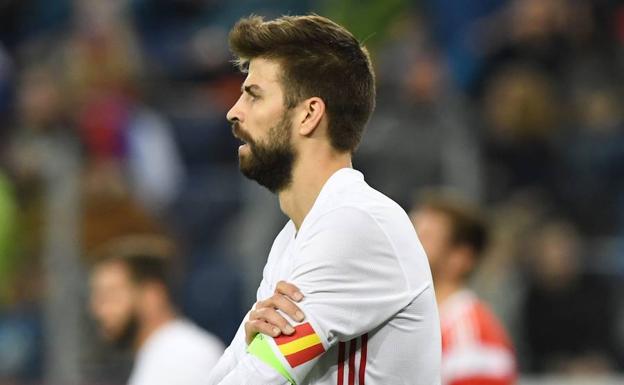 Gerard Piqué luce el brazalete de capitán en el último amistoso Rusia-España./Afp